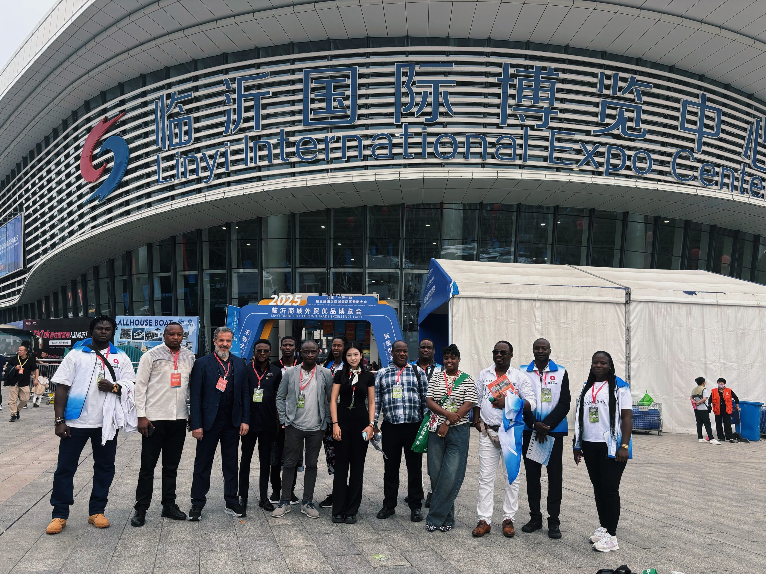 跨境搜携外商参加第三届临沂商城国际采购商大会